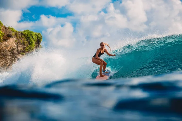 Surfista Profesional Tabla Surf Mujer Océano Durante Surf Surfista Ola — Foto de Stock