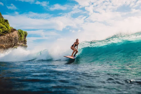 プロは サーフボードに女の子をサーフィンします ネット サーフィン中に海の女性 サーファーと海の波 — ストック写真