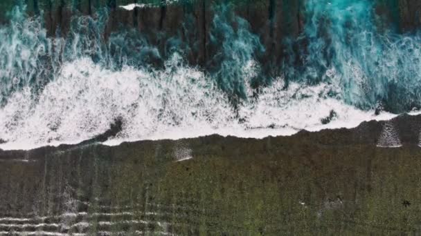 Blick Von Oben Auf Tropischen Strand Mit Türkisfarbenem Meerwasser Und — Stockvideo