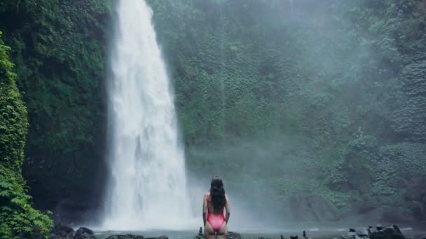 Brünette Frau Rotem Badeanzug Tropenholz Der Nähe Eines Großen Wasserfalls — Stockvideo