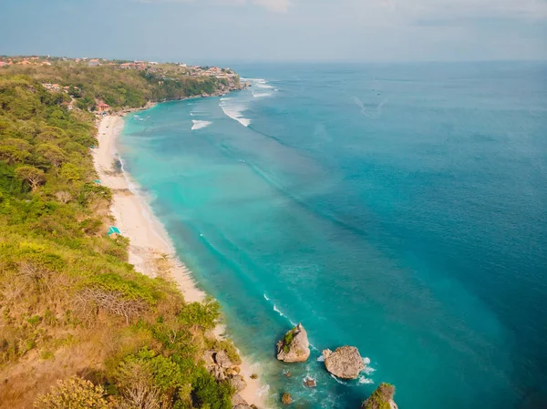 热带海滩与绿松石海水和珊瑚礁的俯视图 空中无人机射击 — 图库照片