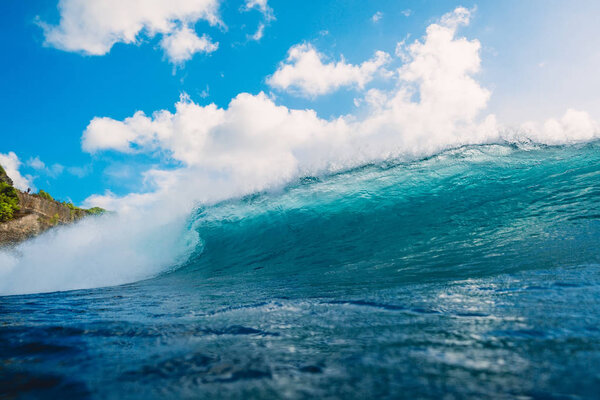 Бочковая волна в океане. Волна для серфинга на острове Оаху
