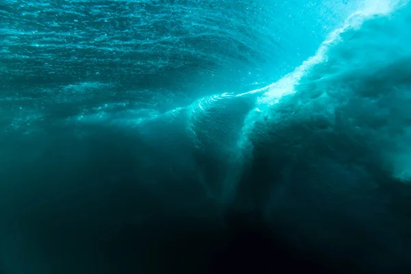 海洋中的桶波 在瓦胡岛冲浪的突破浪潮 — 图库照片