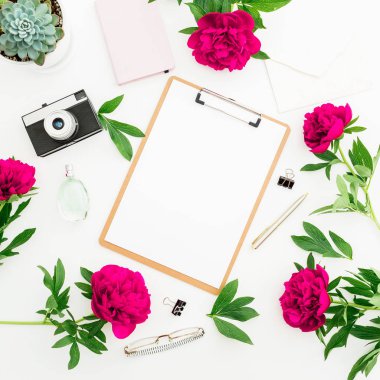 pembe çiçekler ve Pano beyaz arka plan üzerinde. Düz yatıyordu, en iyi görünüm. Pembe çiçek çiçek deseni