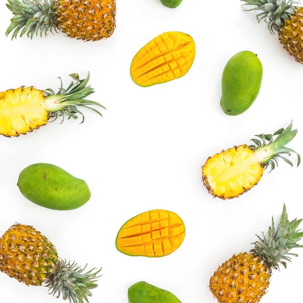 Wzór Ananasa Mango Białym Tle Widok Płaski Świeckich Top Jedzenie — Zdjęcie stockowe