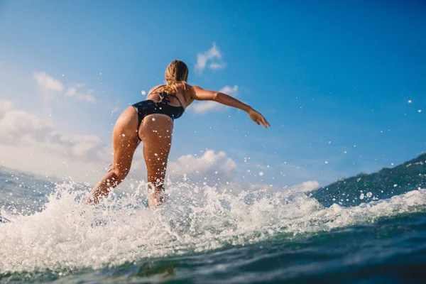 Mulher Surf Profissional Prancha Surf Onda Oceano — Fotografia de Stock