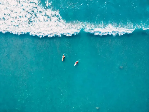 Αεροφωτογραφία Του Surfers Και Κύμα Τροπικό Ωκεανό Top View — Φωτογραφία Αρχείου