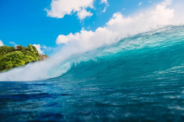 Разбивая Идеальную Волну Океане Разбивающая Бочковая Волна — стоковое фото