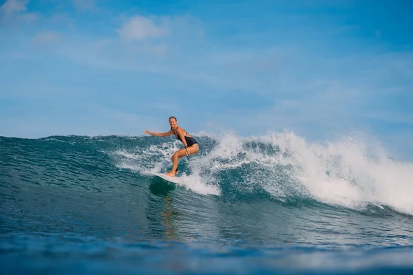 Professional Surfen Vrouw Surfboard Surfen Golf Oceaan — Stockfoto