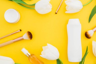 Lale çiçek ve sarı arka planda, blogger işyeri kavramı ayarla makyaj pastel kompozisyonu