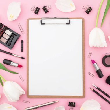 Beyaz Lale çiçek ve pano pembe pastel arka plan ayarlamak makyaj üstten görünüm  