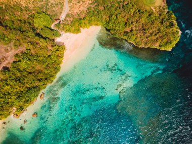 Kristal turkuaz okyanus Bali, Balangan beach ile tropikal Beach havadan görünümü