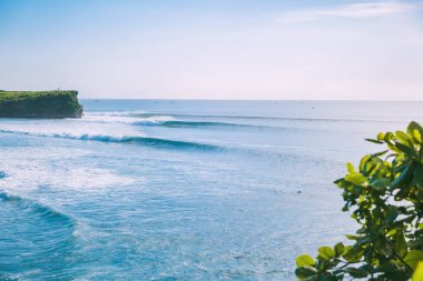 Tropikal plaj ve mükemmel dalgalar sörf için. Endonezya dalga okyanus