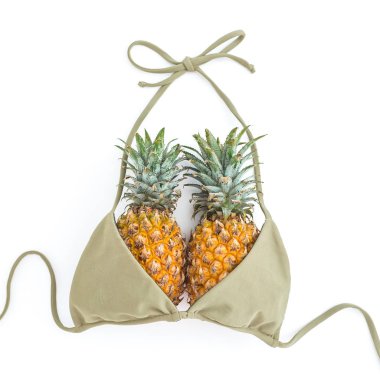 Beyaz arka plan üzerinde düz yatıyordu izole mayo ve ananas meyve üstten görünüm