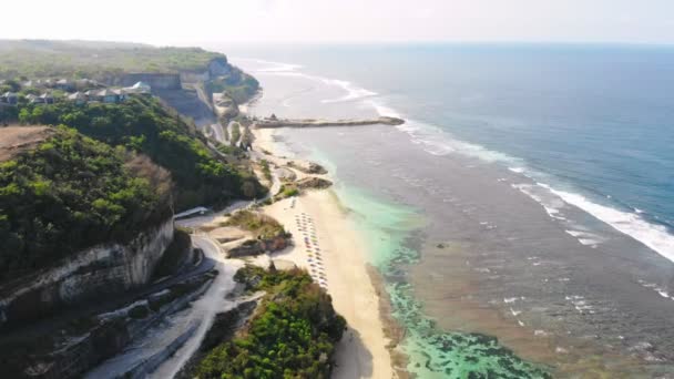 Αεροφωτογραφία Του Τροπική Παραλία Τιρκουάζ Νερά Της Θάλασσας — Αρχείο Βίντεο