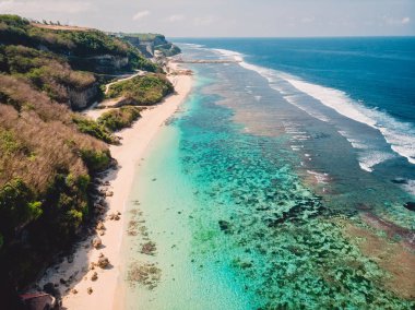 Turkuaz okyanus ve dalgalar Bali tropikal Beach havadan görünümü