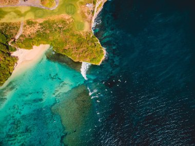 Tropikal okyanus dalgaları ve sörfçü Bali, uçağın shot ile. Havadan görünümü.