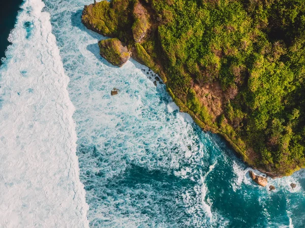 Cliff, kayalar ve okyanus Bali tropikal Adası'nın havadan görünümü