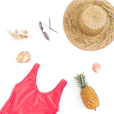 Tatil yaz konsepti. Ananas meyve, güneş gözlüğü, hasır şapka ve beyaz arka plan üzerinde pembe mayo çerçeve. Düz yatıyordu, en iyi görünümü.