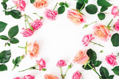Güllü yuvarlak çerçeve çiçek çiçekler, yaprakları ve beyaz arka plan üzerinde bırakır. Düz yatıyordu, en iyi görünümü.