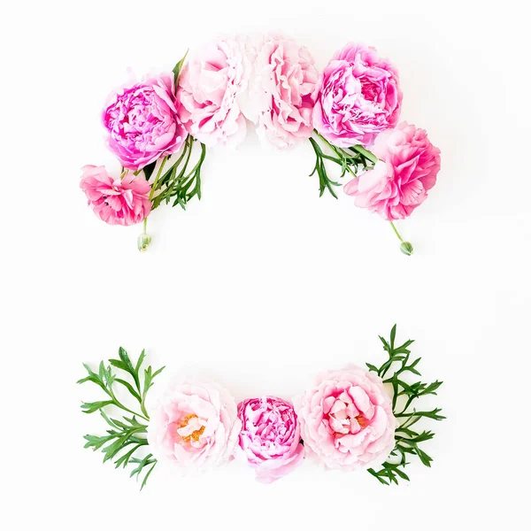 Moldura Floral Feita Rosas Ringue Folhas Verdes Fundo Branco Deitado — Fotografia de Stock