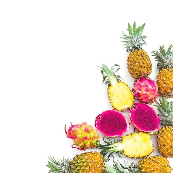 料的概念菠萝和龙果在白色背景 顶部视图 — 图库照片