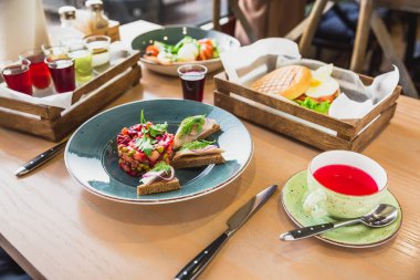 Restoran yemekleri farklı tür tablo görünümünü