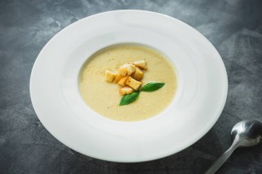 Beyaz kase ızgara croutons ev yapımı bezelye çorbası