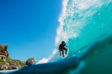 7 Temmuz 2018. Bali, Endonezya. Padang Padang, Bali büyük varil dalga binmek sörfçü. Okyanusta Sörf Professional