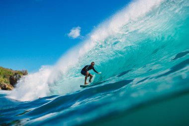 7 Temmuz 2018. Bali, Endonezya. Padang Padang, Bali büyük varil dalga binmek sörfçü. Okyanusta Sörf Professional