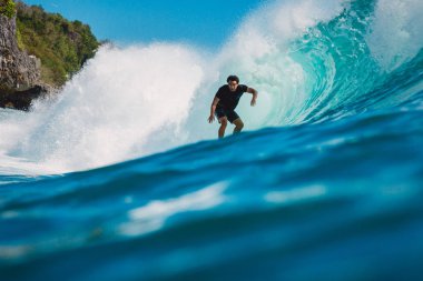 7 Temmuz 2018. Bali, Endonezya. Padang Padang, Bali büyük varil dalga binmek sörfçü. Okyanusta Sörf Professional