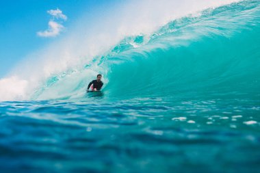7 Temmuz 2018. Bali, Endonezya. Bodysurfer Padang Padang, Bali büyük varil dalga binmek. Okyanusta Sörf Professional