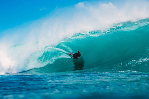 7 Temmuz 2018. Bali, Endonezya. Padang Padang, Bali büyük varil dalga binmek sörfçü. Okyanusta Sörf Professional