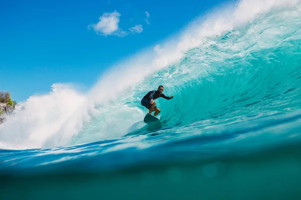 Julho 2018 Bali Indonésia Passeio Surfista Numa Grande Onda Barril — Fotografia de Stock