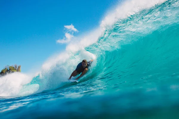 7 Temmuz 2018. Bali, Endonezya. Padang Padang, Bali büyük varil dalga binmek sörfçü. Okyanusta Sörf Professional