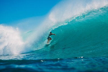 7 Temmuz 2018. Bali, Endonezya. Padang Padang, Bali büyük varil dalga binmek sörfçü. Okyanusta Sörf Professional