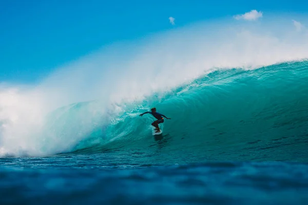 Julho 2018 Bali Indonésia Passeio Surfista Numa Grande Onda Barril — Fotografia de Stock