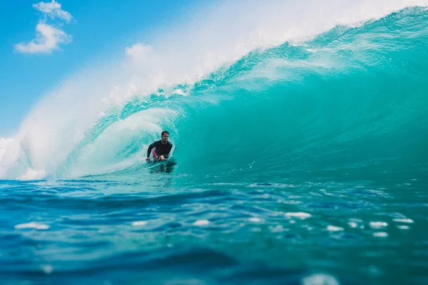 2018 インドネシア バリ島 Bodysurfer パダン バリで大樽波に乗る 海でのサーフィン専門 — ストック写真