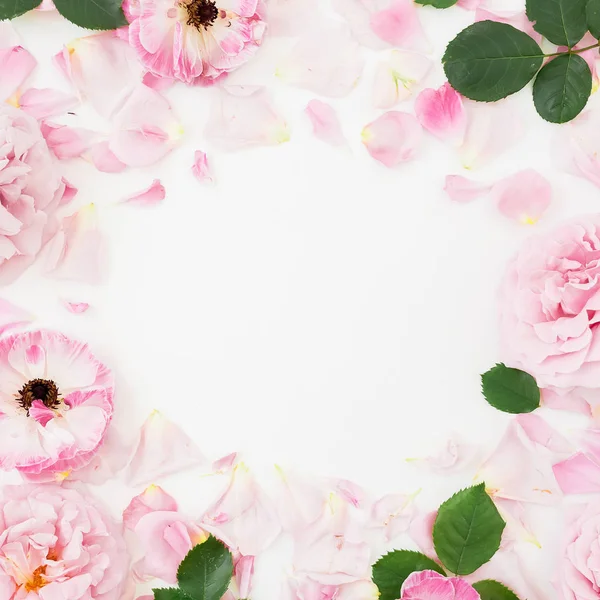 Moldura Floral Feita Flores Rosa Pétalas Sobre Fundo Branco — Fotografia de Stock