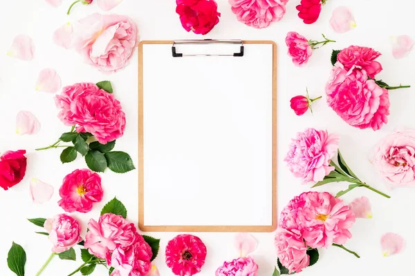 Top View Κενό Φύλλο Χαρτιού Ροζ Τριαντάφυλλα Γύρω Λευκό Φόντο — Φωτογραφία Αρχείου