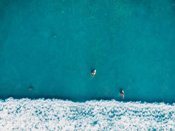 Vista Superior Dos Personas Tablas Surf Agua Azul Del Océano — Foto de Stock