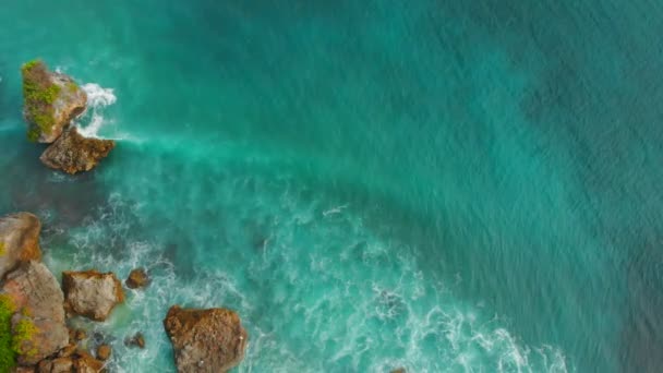 청록색 바다와 발리에서 바위의 — 비디오