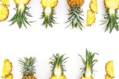 Çerçeve beyaz arka plan üzerinde sulu ananas meyve. Düz yatıyordu, en iyi görünüm. Gıda kavramı.
