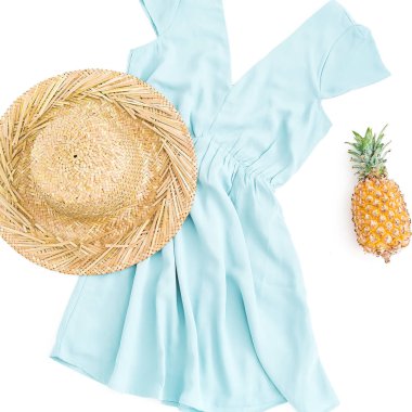 Tatil kavramı giyim. Ananas meyve, hasır şapka ve beyaz zemin üzerine mavi elbise. Düz yatıyordu, en iyi görünümü.