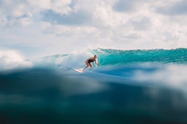 Sörf tahtası üzerinde güzel sörfçü kız. Okyanus sörf sırasında kadında. Sörfçü ve dalga