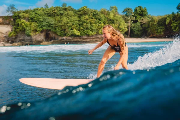 Menina Surfista Bonita Prancha Surf Mulher Oceano Durante Surf Surfista — Fotografia de Stock