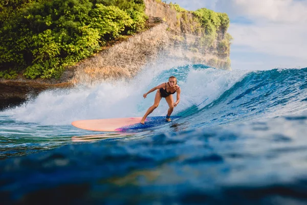 Surfer Piękna Dziewczyna Deskę Surfingową Kobieta Oceanie Podczas Surfowania Surfer — Zdjęcie stockowe