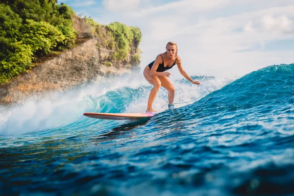 Όμορφη Surfer Κορίτσι Για Ιστιοσανίδα Γυναίκα Στον Ωκεανό Κατά Διάρκεια — Φωτογραφία Αρχείου