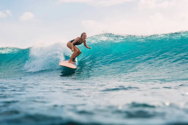 Hermosa Chica Surfista Tabla Surf Mujer Océano Durante Surf Surfista — Foto de Stock