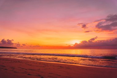 Renkli günbatımı veya tropikal beach ile okyanus Bali güneş doğarken